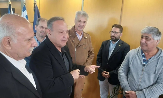 Θεσσαλονίκη: «Είδαμε ένα χέρι στα σκουπίδια» - Τι λένε οι υπάλληλοι που έσωσαν τον άστεγο