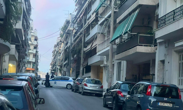 Νέος Κόσμος: Παραμένει ταμπουρωμένος με όπλο σπίτι του ο 55χρονος που χτύπησε την μητέρα του