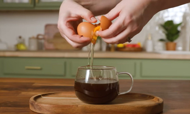 Ωμό αυγό στον καφέ; Γιατί οι ειδικοί τραβάνε τα μαλλιά τους με το νέο viral trend στα social media