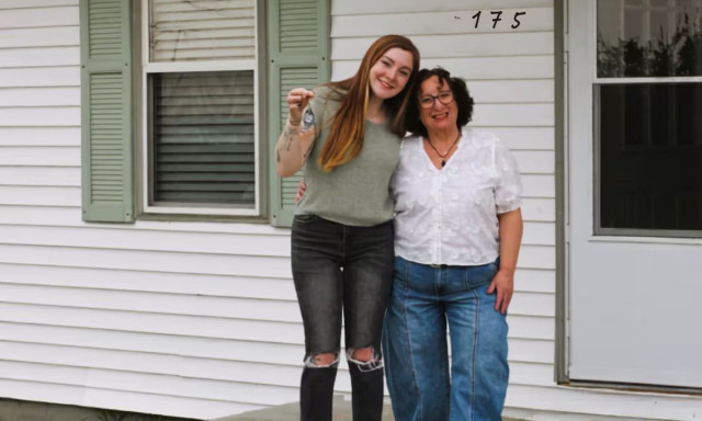 ΗΠΑ: 21χρονη έκανε τρεις δουλειές για να αγοράσει το σπίτι της γιαγιάς της που είχε βγει προς πώληση