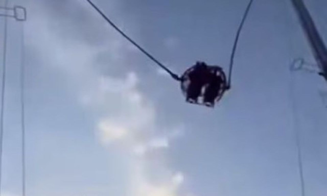 Ισπανία: 4 τραυματίες όταν έσπασε καλώδιο σε παιχνίδι – Βίντεο