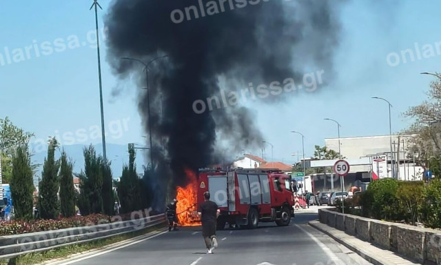 Λάρισα: Αυτοκίνητο τυλίγεται στις φλόγες στη μέση του δρόμου - Δείτε βίντεο