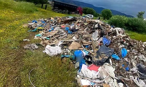 Ελευσίνα: Σύλληψη 55χρονου για παράνομη απόρριψη οικοδομικών αποβλήτων σε αγροτεμάχιο