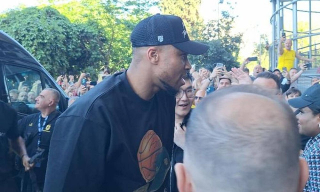 Στο "Αλεξάνδρειο" ο Γιάννης Αντετοκούνμπο με τον αδερφό του Θανάση και τον Ρίτσαρντ Σιάο