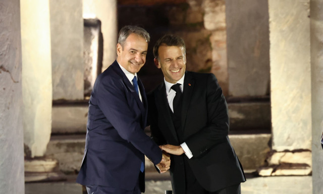 Liveblog - Ελλάς - Γαλλία συμμαχία: Μητσοτάκης και Μακρόν στη φρεγάτα «Κίμων» - Υπογραφή συμφωνιών