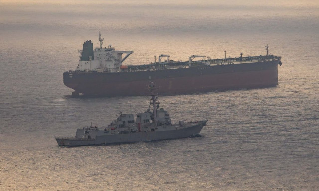 CENTCOM: Αμερικανικό αντιτορπιλικό αναχαίτισε ιρανικό πλοίο εν πλω προς το ιρανικό λιμάνι