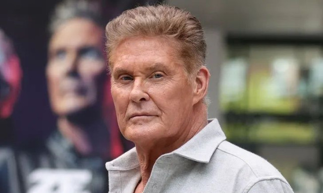 Ντέιβιντ Χάσελχοφ: Σπάνια έξοδος με βοήθημα βάδισης -Τι συμβαίνει με την υγεία του