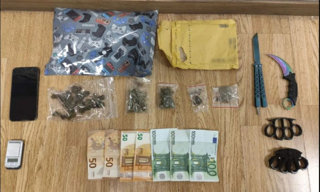 Χειροπέδες σε σεσημασμένο 19χρονος για ναρκωτικά: Συνελήφθη τη στιγμή που παραλάμβανε δέμα κάνναβης