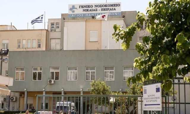 Γενικό Κρατικό Νίκαιας: Η στιγμή που άνδρας με όπλο στο χέρι απειλεί κόσμο στο προαύλιο  - Βίντεο