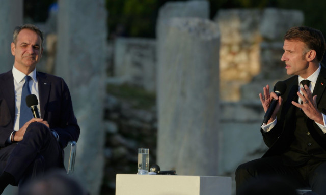 «Αν απειληθείτε, είμαστε εδώ»: Ο Μακρόν δίνει γραμμή αποτροπής