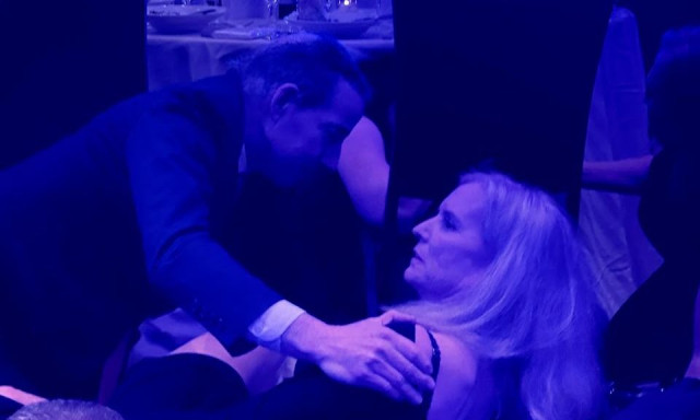 Επίθεση σε δείπνο παρουσία Τραμπ: Βουλευτής «προστάτευσε ηρωικά» την κόρη του Κένεντι 