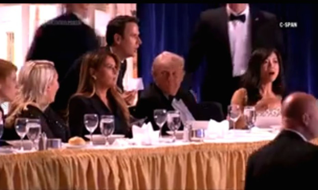 Ο πρόεδρος των ΗΠΑ Τραμπ απομακρύνεται εσπευσμένα έπειτα από πυρά στον χώρο όπου οργανωνόταν δείπνο