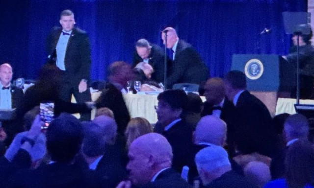 Αναποκριτές που ήταν στο δείπνο του Τραμπ περιγράφουν τις εφιαλτικές στιγμές της επίθεσης