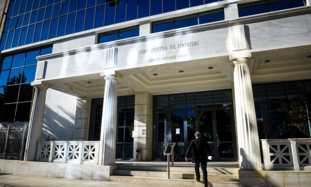 Επίθεση με βαριοπούλα και μπογιές στο Διοικητικό Εφετείο Αθήνων