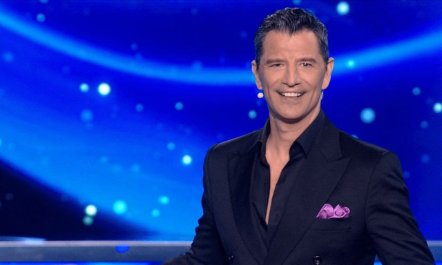 Your face sounds familiar: Με «σπασμένα φρένα» στην τηλεθέαση και εντυπωσιακές μεταμφιέσεις