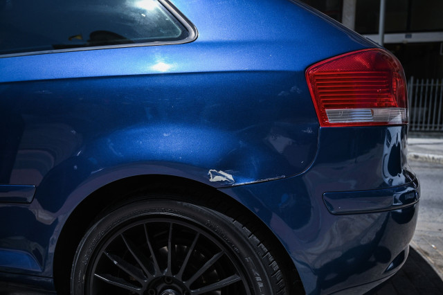 Άγιος Παντελεήμονας: Άνδρας σε αμόκ έσπασε με κοντάρι 30 σταθμευμένα αυτοκίνητα