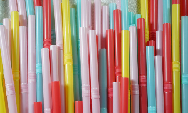 Σιγκαπούρη: 18χρονος έγλυψε καλαμάκι από αυτόματο πωλητή και το έβαλε στη θέση του