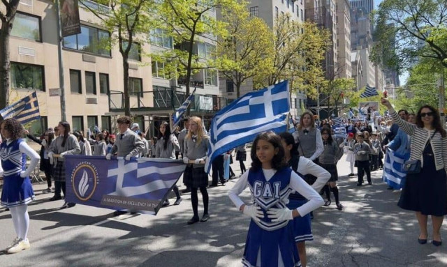 Νέα Υόρκη: Στα γαλανόλευκα η Πέμπτη Λεωφόρος για τα 205 χρόνια από την επανάσταση του 1821