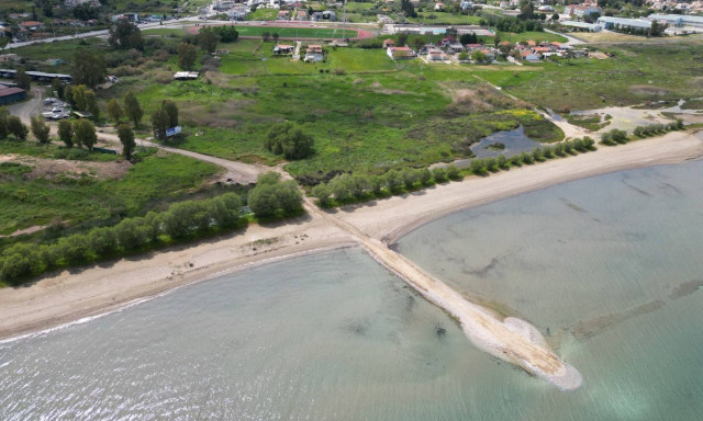 Έφτιαξαν δρόμο 60 μέτρων σε λιμνοθάλασσα - «Μπάζωσαν τη θάλασσα νύχτα», λέει ο δήμαρχος στο Newsbomb