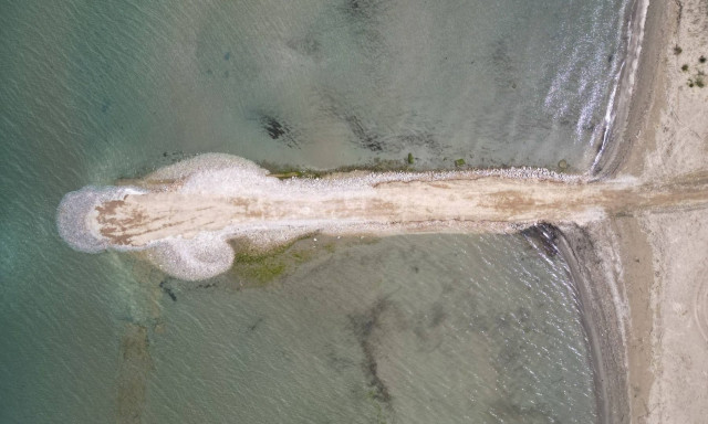 Ο Κικίλιας επιβεβαίωσε την επιχωμάτωση 60 μέτρων μέσα στη λιμνοθάλασσα στις Αλυκές Ωρωπού