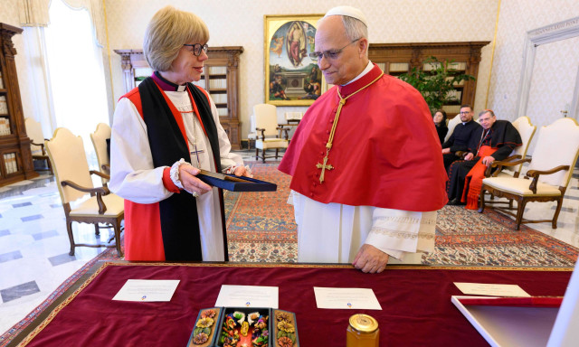 Ο Πάπας συναντά την πρώτη γυναίκα επικεφαλής της Αγγλικανικής Εκκλησίας