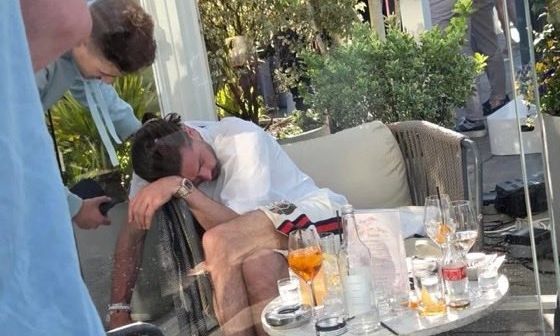 Σάλος με τον Γκρίλις: Τον έπιασαν «λιώμα» να κοιμάται σε καρέκλα μπαρ έπειτα από πάρτι