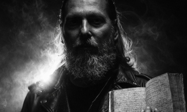 Ο γιατρός του ΕΣΥ από τα Τζουμέρκα που ψέλνει heavy metal σε μοναστήρια και ασθενείς