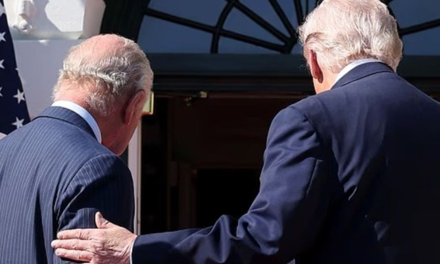 Τραμπ: Η φιλική χειρονομία στον βασιλιά Κάρολο που «έσπασε» το πρωτόκολλο