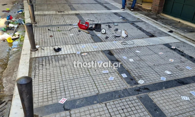 Θεσσαλονίκη: Τι είπε στους αστυνομικούς η μητέρα του 5χρονου που πετούσε αντικείμενα από το μπαλκόνι