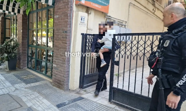 Θεσσαλονίκη: 5χρονο παιδί πετούσε αντικείμενα από μπαλκόνι διαμερίσματος - Ήταν μόνο του στο σπίτι