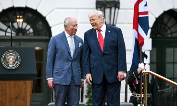 Ο Λευκός Οίκος δημοσίευσε φωτογραφία που αποκαλεί τον Τραμπ «Βασιλιά»