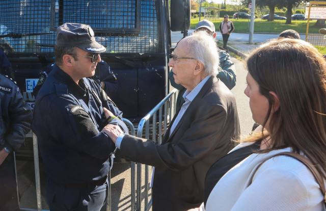 Έξαλλη η Ζωή κι ο Νίκος Κωνσταντόπουλος για κλούβα της ΕΛ.ΑΣ. με αναμμένη μηχανή ενώ μιλούσαν