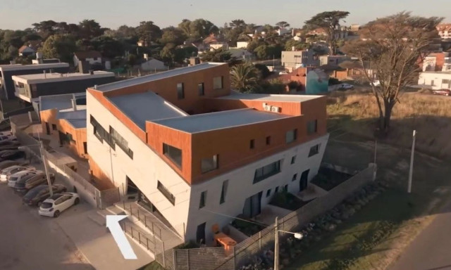 Το παράξενο «σπίτι που το καταπίνει η Γη» γίνεται ξενοδοχείο: Πόσο θα κοστίζουν τα δωμάτια