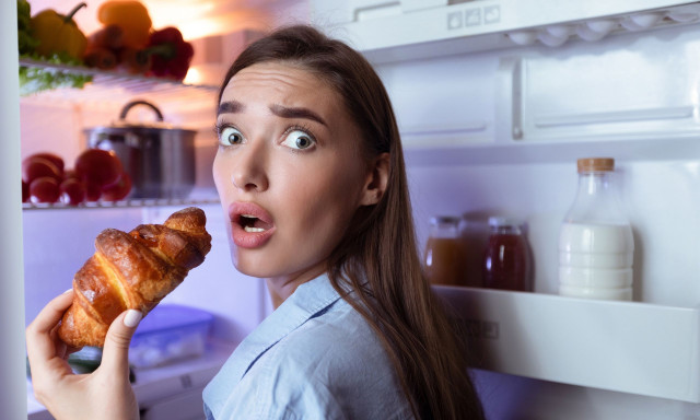 Τα σνακ αργά το βράδυ ίσως ευθύνονται για προβλήματα στην τουαλέτα, που σχετίζονται με το άγχος
