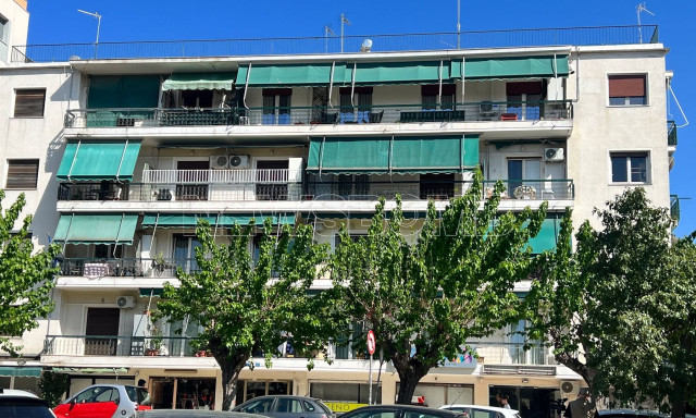 Πυροβολισμοί σε ΕΦΚΑ και Πρωτοδικείο: Η στιγμή που ο 89χρονος φεύγει από το σπίτι του στα Πατήσια