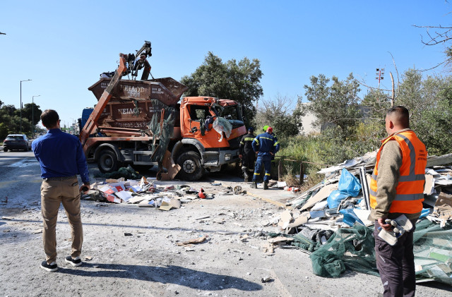 Βουλιαγμένης: Ουρές χιλιομέτρων λόγω της ανατροπής του φορτηγού - Πώς έγινε το σοβαρό τροχαίο