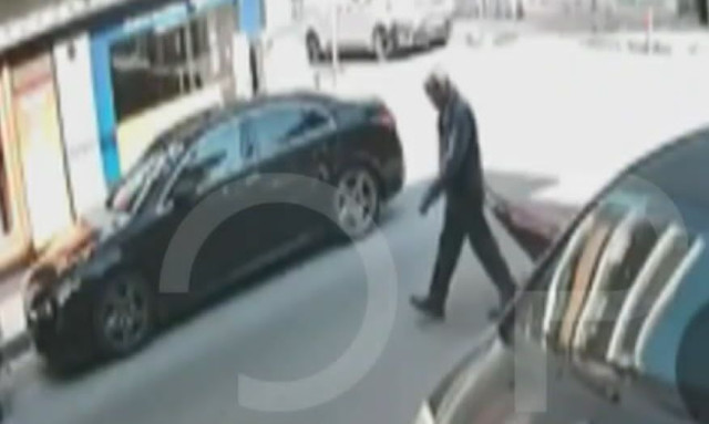 ΕΦΚΑ: Η στιγμή που ο 89χρονος με την καραμπίνα βγαίνει από το υποκατάστημα ενώ έχει πυροβολήσει