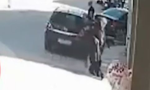 ΕΦΚΑ: Η στιγμή που ο 89χρονος με την καραμπίνα βγαίνει από το υποκατάστημα ενώ έχει πυροβολήσει