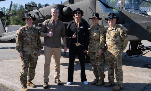 Η βόλτα Χέγκσεθ και Kid Rock με πιλότους ελικοπτέρων Apache που προκάλεσε νέο σάλο στις ΗΠΑ
