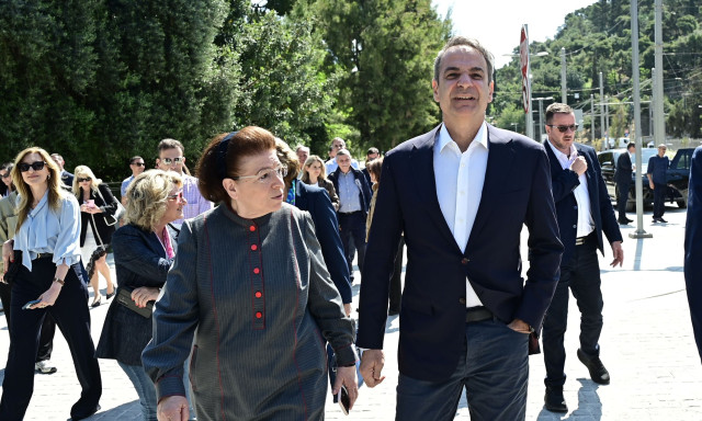 Ο Κυριάκος Μητσοτάκης στα έργα ανάπλασης στη Βασιλίσσης Όλγας