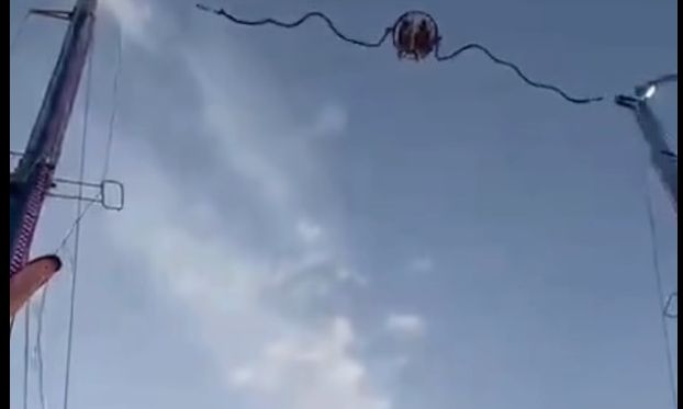 Ισπανία: Η στιγμή που σπάει καλώδιο σε λούνα παρκ και οι επιβάτες βρίσκονται στον αέρα - Βίντεο