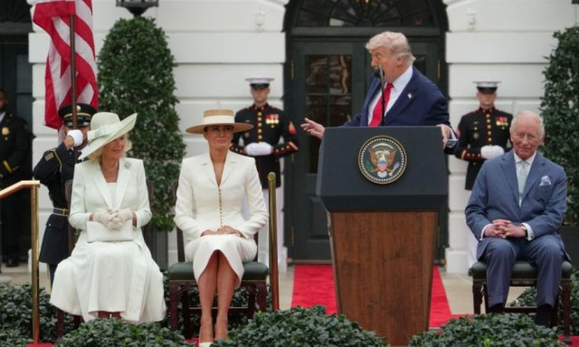 Τραμπ: Το αστείο για τον γάμο του με τη Μελάνια και ο έρωτας της μητέρας του για τον... Κάρολο