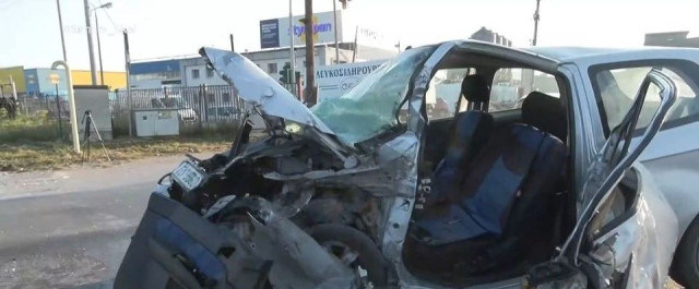 Θεσσαλονίκη: Σφοδρή μετωπική σύγκρουση νταλίκας με ΙΧ - Εγκλωβίστηκε η γυναίκα οδηγός