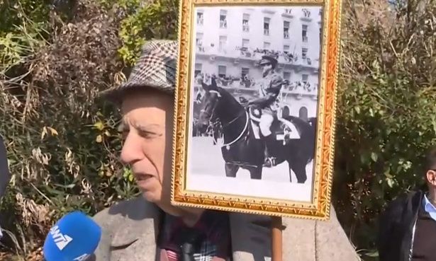 Επίθεση σε ΕΦΚΑ και Πρωτοδικείο: Ο 89χρονος είχε πάει στην κηδεία του τέως βασιλιά στο Τατόι