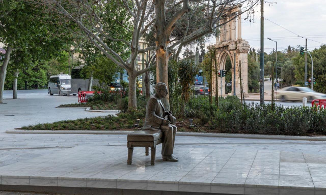 Νέο τοπόσημο στο κέντρο της Αθήνας: Το γλυπτό παγκάκι του Καβάφη, στον πεζόδρομο της Δ. Αρεοπαγίτου