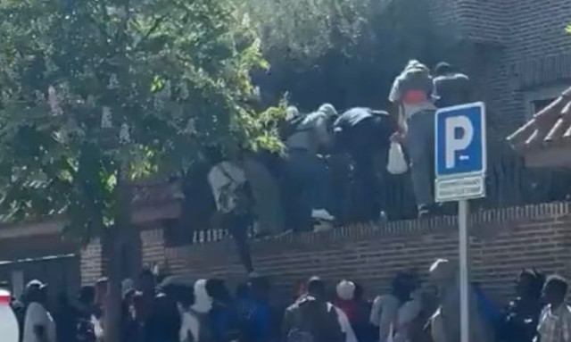 Σκαρφαλώνοντας για να μπουν στην Ευρώπη: Εικόνες χάους στην Ισπανία για νόμιμο καθεστώς σε 500.000