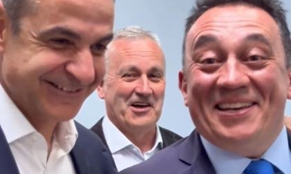 «Στο εργαστήριο κομμωτικής θα δοκιμάσουμε…»: Το βίντεο Μητσοτάκη από το Ναύπλιο