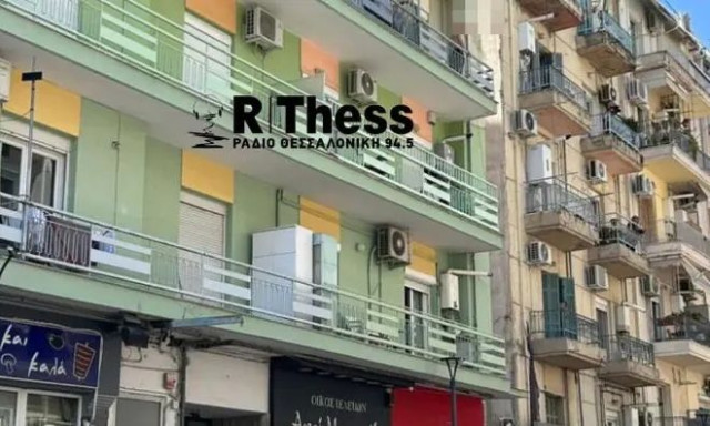 Θεσσαλονίκη: 20χρονος πετάει αντικείμενα στον δρόμο από μπαλκόνι – Δείτε βίντεο