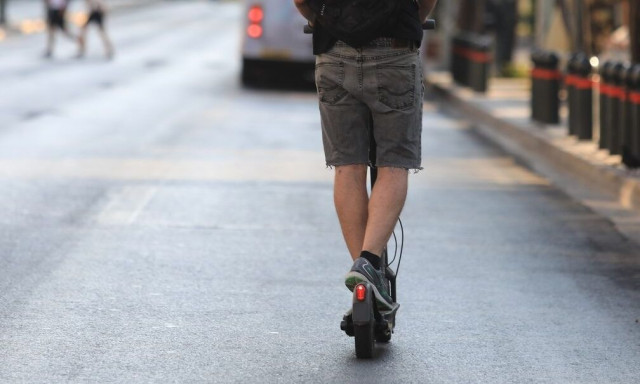 Ηλεία: Σοβαρό ατύχημα στα Μακρίσια – Ανήλικος με πατίνι παρασύρθηκε από αυτοκίνητο