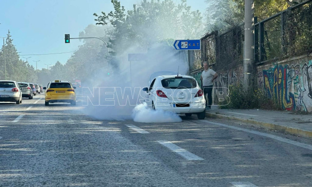 Φωτιά σε αυτοκίνητο στην Κηφισίας στο ύψος του ΚΑΤ - Φωτογραφίες